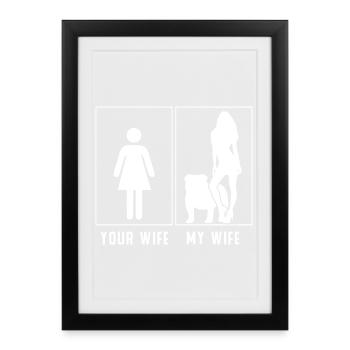 My Wife vs Your Wife – Bulldog Style - Gerahmtes Poster (27 × 37 cm) - Schwarz - Vorne