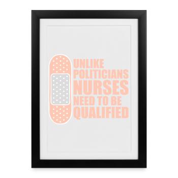 Contrairement aux politiciens, les infirmières doivent être qualifiées - Affiche encadrée (27 × 37 cm) - noir - Devant