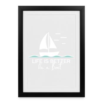 La vie est meilleure sur un bateau à voile dans un port de yacht - Affiche encadrée (27 × 37 cm) - noir - Devant