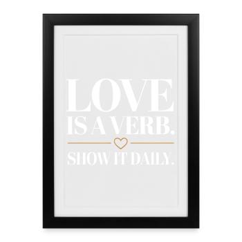 Love Is A Verb. Show It Daily. Romantischer Spruch - Gerahmtes Poster (27 × 37 cm) - Schwarz - Vorne