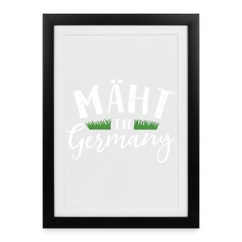 Mäht in Germany - Rasenmäher - Mähen - Wortspiel - Gerahmtes Poster (27 × 37 cm) - Schwarz - Vorne