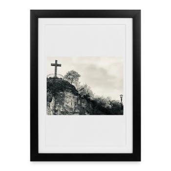 Stone Hill avec croix - Affiche encadrée (27 × 37 cm) - noir - Devant