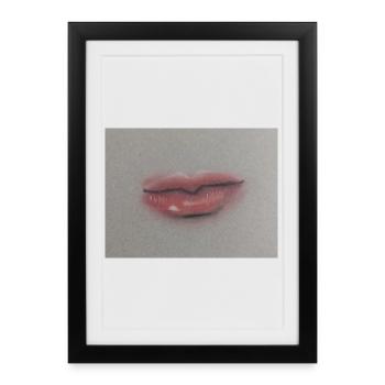 Lip art expressif sur feuille grise - Affiche encadrée (27 × 37 cm) - noir - Devant