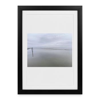 Bord de mer silencieux avec reflet du ciel - Affiche encadrée (27 × 37 cm) - noir - Devant