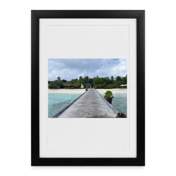 Jetée tropicale sur la mer turquoise Kudafushi Maldives - Affiche encadrée (27 × 37 cm) - noir - Devant