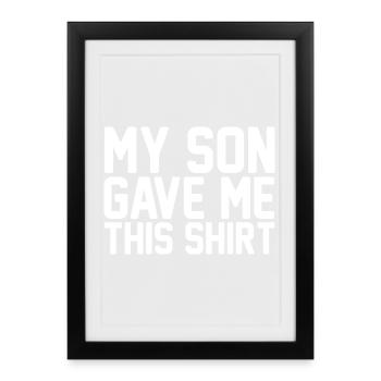 Mein Sohn hat mir dieses Hemd geschenkt. Stolze Mama, stolze Sohn. - Gerahmtes Poster (27 × 37 cm) - Schwarz - Vorne