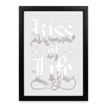 T-shirt Kiss of Life – Déclaration en lettres gothiques - Affiche encadrée (27 × 37 cm) - noir - Devant