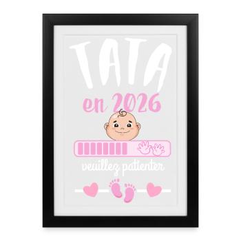 Tata en 2026 Veuillez Patienter  - Affiche encadrée (27 × 37 cm) - noir - Devant