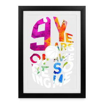 9 ANS À ÊTRE UN BASKET GÉNIAL 9. - Affiche encadrée (27 × 37 cm) - noir - Devant