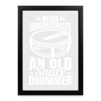 Ne sous-estimez jamais un vieux batteur - Affiche encadrée (27 × 37 cm) - noir - Devant