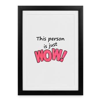 Cette personne est juste AMIS WOW Fun Cadeau - Affiche encadrée (27 × 37 cm) - noir - Devant