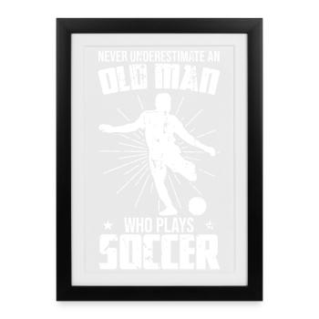 Unterschätze nie einen alten Fußballer - Gerahmtes Poster (27 × 37 cm) - Schwarz - Vorne