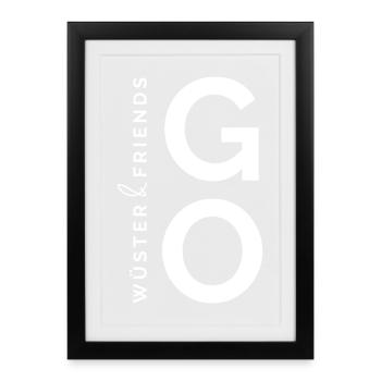 Wüster&Friends GO Logo Weiß - Gerahmtes Poster (27 × 37 cm) - Schwarz - Vorne