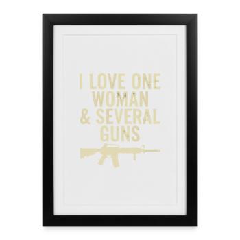 Une Femme, Plusieurs Armes : Humour Chasse - Affiche encadrée (27 × 37 cm) - noir - Devant