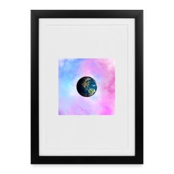 Globe terrestre dans une nébuleuse pastel - Affiche encadrée (27 × 37 cm) - noir - Devant