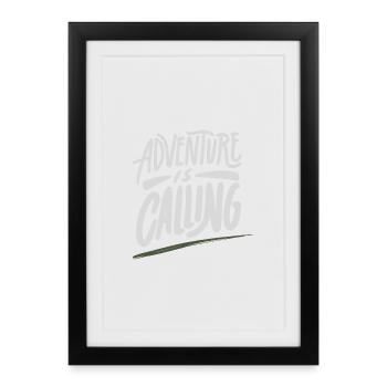 Adventure is calling - Gerahmtes Poster (27 × 37 cm) - Schwarz - Vorne