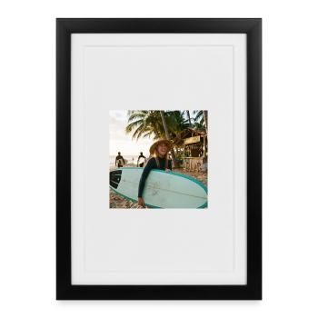 Surfeur de plage avec planche de surf - Affiche encadrée (27 × 37 cm) - noir - Devant