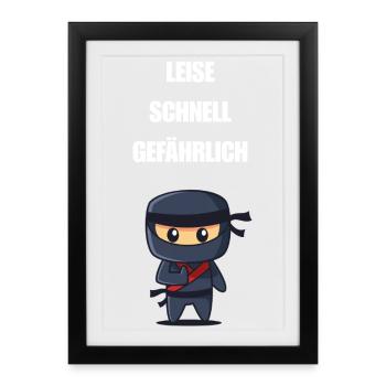 Leise Schnell Gefährlich Ninja - Gerahmtes Poster (27 × 37 cm) - Schwarz - Vorne