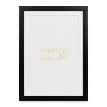 Chemise rétro de la RDA – « Trop tard ? Nous n’avions pas ça. - Affiche encadrée (27 × 37 cm) - noir - Devant