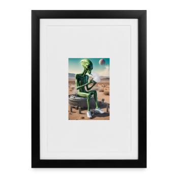Alien dampft in Wüstensand - Gerahmtes Poster (27 × 37 cm) - Schwarz - Vorne