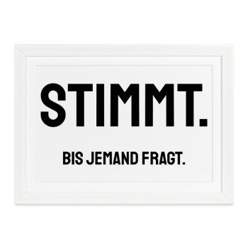 Stimmt. Bis jemand fragt. | Trockener Bürohumor - Gerahmtes Poster (37 × 27 cm) - Weiß - Vorne