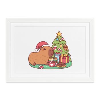 Niedliche Kapybara entspannt sich in der Nähe des Weihnachtsbaums - Gerahmtes Poster (37 × 27 cm) - Weiß - Vorne