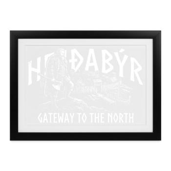 HEIÐABÝR - Gateway to the North - Gerahmtes Poster (37 × 27 cm) - Schwarz - Vorne