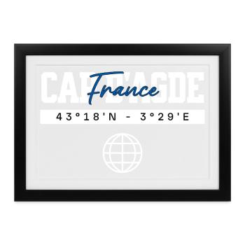 Cap d’Agde Frankreich Koordinaten Reise Souvenir - Gerahmtes Poster (37 × 27 cm) - Schwarz - Vorne