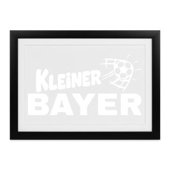Kleiner Bayer– Kleiner Bavare im Fußball‑Style - Gerahmtes Poster (37 × 27 cm) - Schwarz - Vorne
