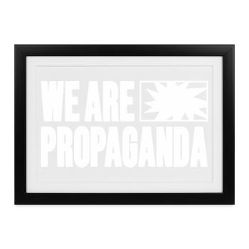 Wir sind Propaganda - Gerahmtes Poster (37 × 27 cm) - Schwarz - Vorne