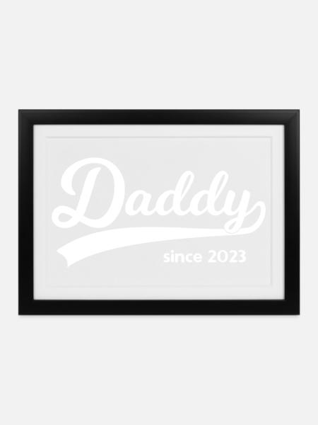 Daddy since 2023 - Gerahmtes Poster (37 × 27 cm) - Schwarz