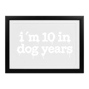 Ich bin 10 in Hundejahren – Graffiti-Splatter - Gerahmtes Poster (37 × 27 cm) - Schwarz - Vorne