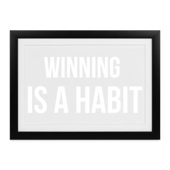 WINNING IS A HABIT. | Greyline Official - Gerahmtes Poster (37 × 27 cm) - Schwarz - Vorne