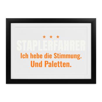 Staplerfahrer – Stimmung & Paletten (dunkel) - Gerahmtes Poster (37 × 27 cm) - Schwarz - Vorne