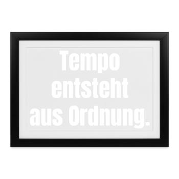 Tempo entsteht aus Ordnung. - Gerahmtes Poster (37 × 27 cm) - Schwarz - Vorne
