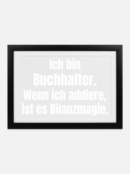 Bilanzmagie Buchhalter Spruch - Gerahmtes Poster (37 × 27 cm) - Schwarz