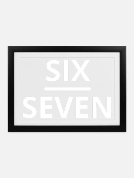 Sechs Sieben Meme Design - Gerahmtes Poster (37 × 27 cm) - Schwarz