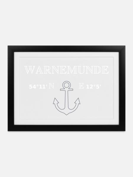 Warnemünde Koordinaten - Gerahmtes Poster (37 × 27 cm) - Schwarz