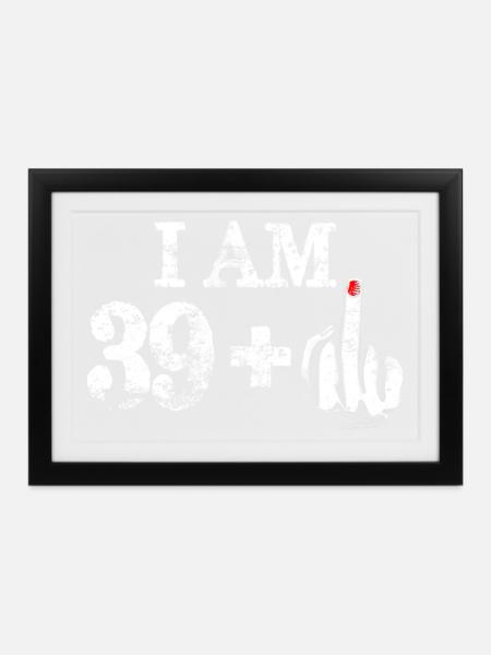 Ich bin 39 plus fetter Mittelfinger - Gerahmtes Poster (37 × 27 cm) - Schwarz