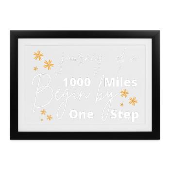 Eine Reise von tausend Meilen beginnt mit einem einzigen Schritt - Gerahmtes Poster (37 × 27 cm) - Schwarz - Vorne