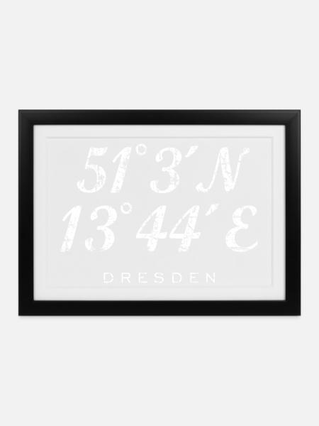 Dresden Koordinaten (Vintage/Weiß) - Gerahmtes Poster (37 × 27 cm) - Schwarz