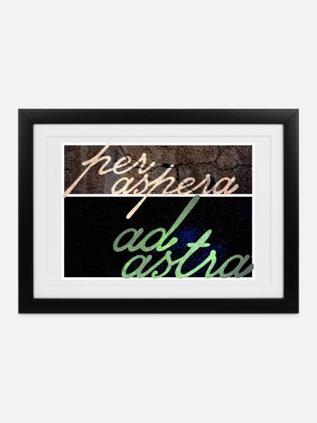 Per Aspera Ad Astra - Gerahmtes Poster (37 × 27 cm) - Schwarz