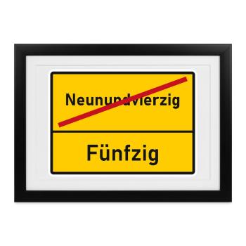 Ortsende Neunundvierzig - nächster Ort Fünfzig - Gerahmtes Poster (37 × 27 cm) - Schwarz - Vorne