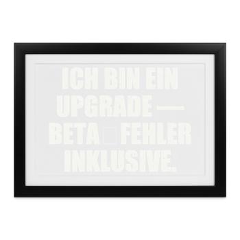 ICH BIN EIN UPGRADE — BETA‑FEHLER INKLUSIVE - Gerahmtes Poster (37 × 27 cm) - Schwarz - Vorne