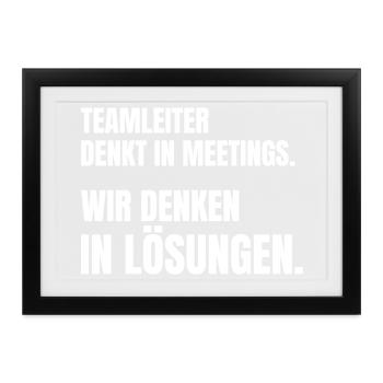 Teamleiter denkt in Meetings, Team denkt in Lösung - Gerahmtes Poster (37 × 27 cm) - Schwarz - Vorne