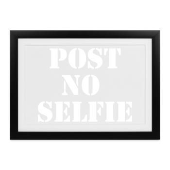Kein Selfie posten – Urban Stencil White - Gerahmtes Poster (37 × 27 cm) - Schwarz - Vorne