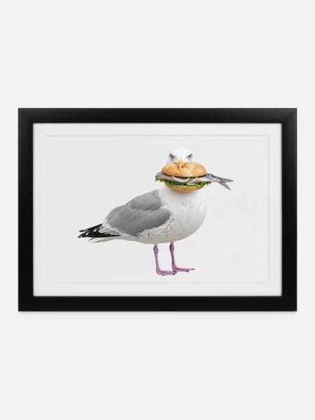 Silbermoewe-mit-Fischbroetchen Möwe - Gerahmtes Poster (37 × 27 cm) - Schwarz