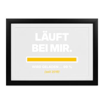 Läuft bei mir – Ladebalken 99 % lustiger Spruch - Gerahmtes Poster (37 × 27 cm) - Schwarz - Vorne