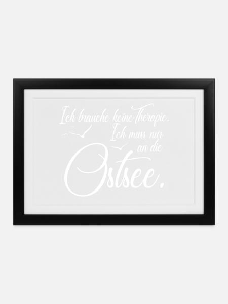 Ostsee Spruch | Ostsee Heimat | Sprüche - Gerahmtes Poster (37 × 27 cm) - Schwarz