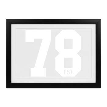 78 EST Bold Typography - Gerahmtes Poster (37 × 27 cm) - Schwarz - Vorne